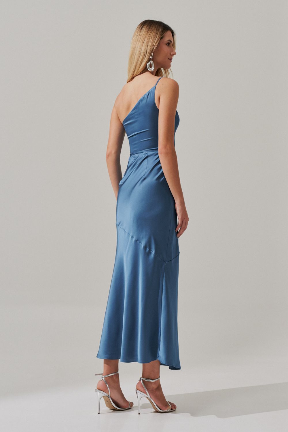 Vestido Midi Largo de Un Hombro en Satén con Abertura Lateral - Jordania Azul Jeans