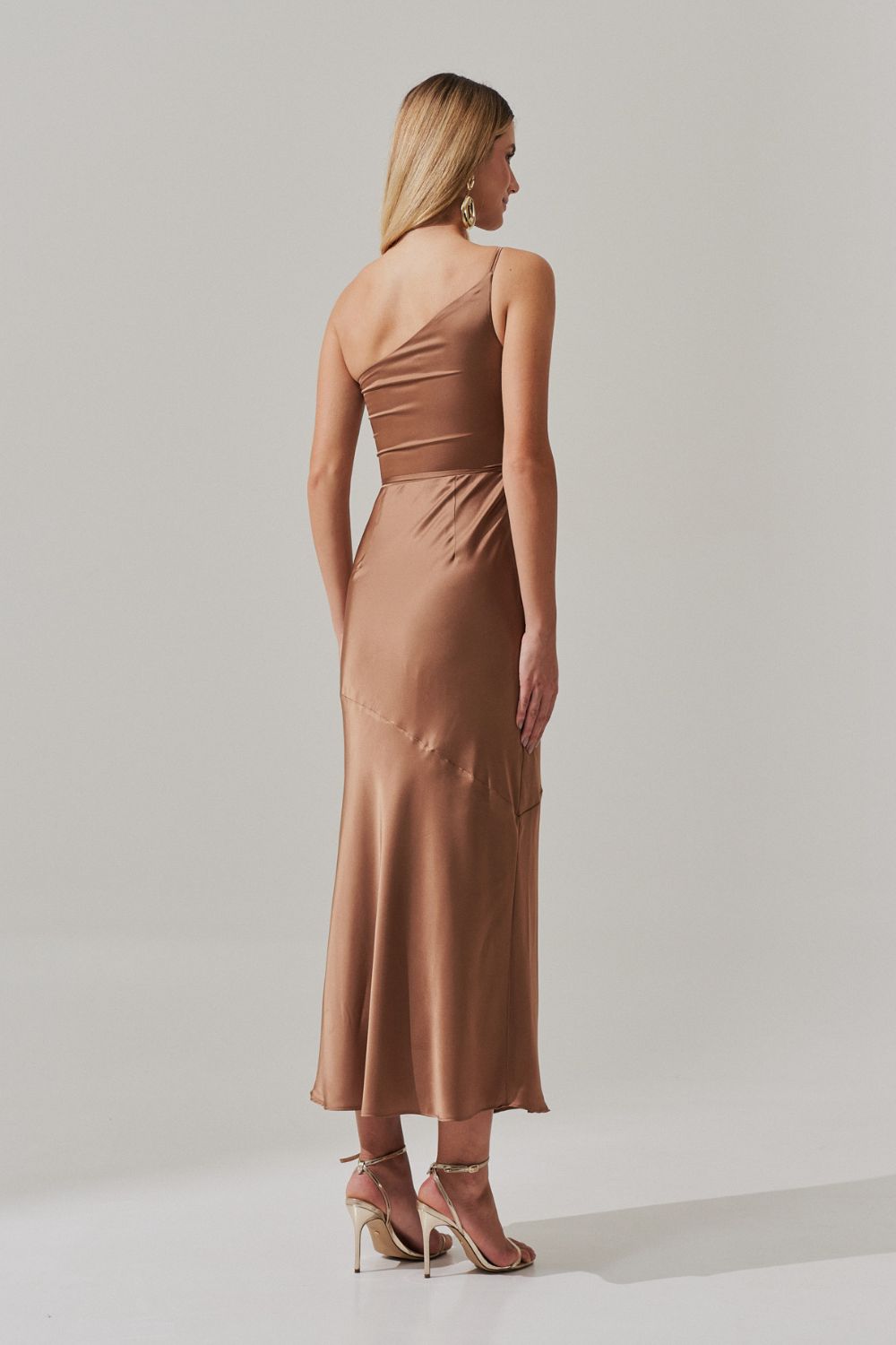 Vestido Long Midi de Un Hombro en Satén con Abertura Lateral - Jordania Mocha | Marrón