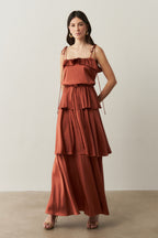 Vestido Midi Largo de Satén con Tirantes Finos, Volante en el Escote y Capas Superpuestas - Santiago Terracota