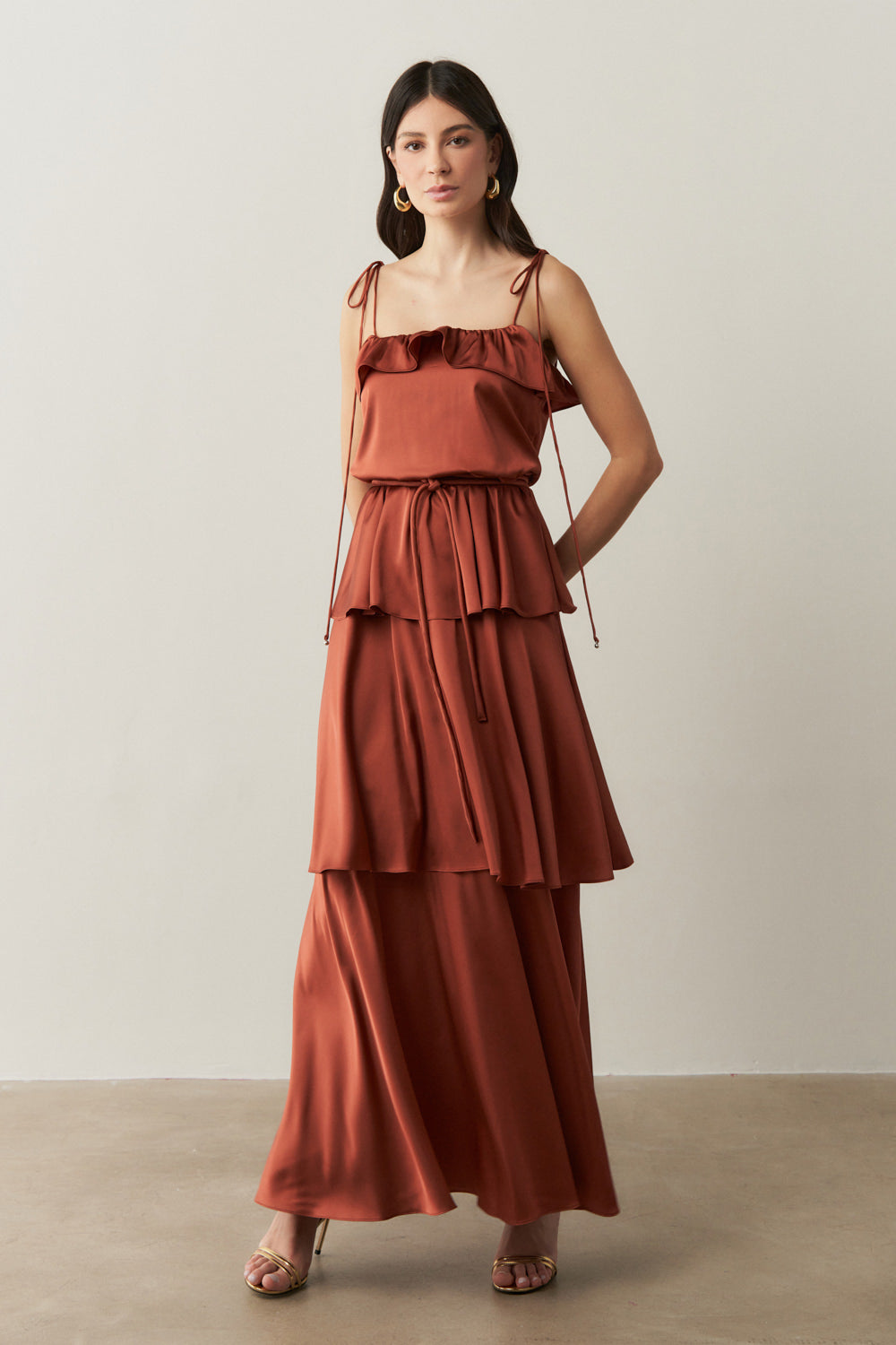 Vestido Midi Largo de Satén con Tirantes Finos, Volante en el Escote y Capas Superpuestas - Santiago Terracota