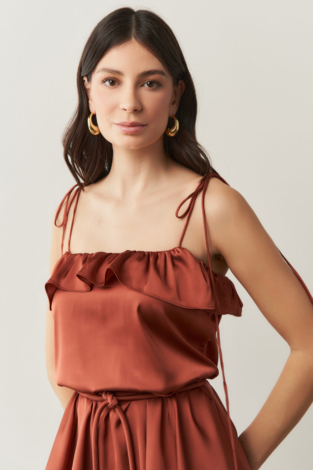 Vestido Midi Largo de Satén con Tirantes Finos, Volante en el Escote y Capas Superpuestas - Santiago Terracota