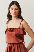 Vestido Midi Largo de Satén con Tirantes Finos, Volante en el Escote y Capas Superpuestas - Santiago Terracota