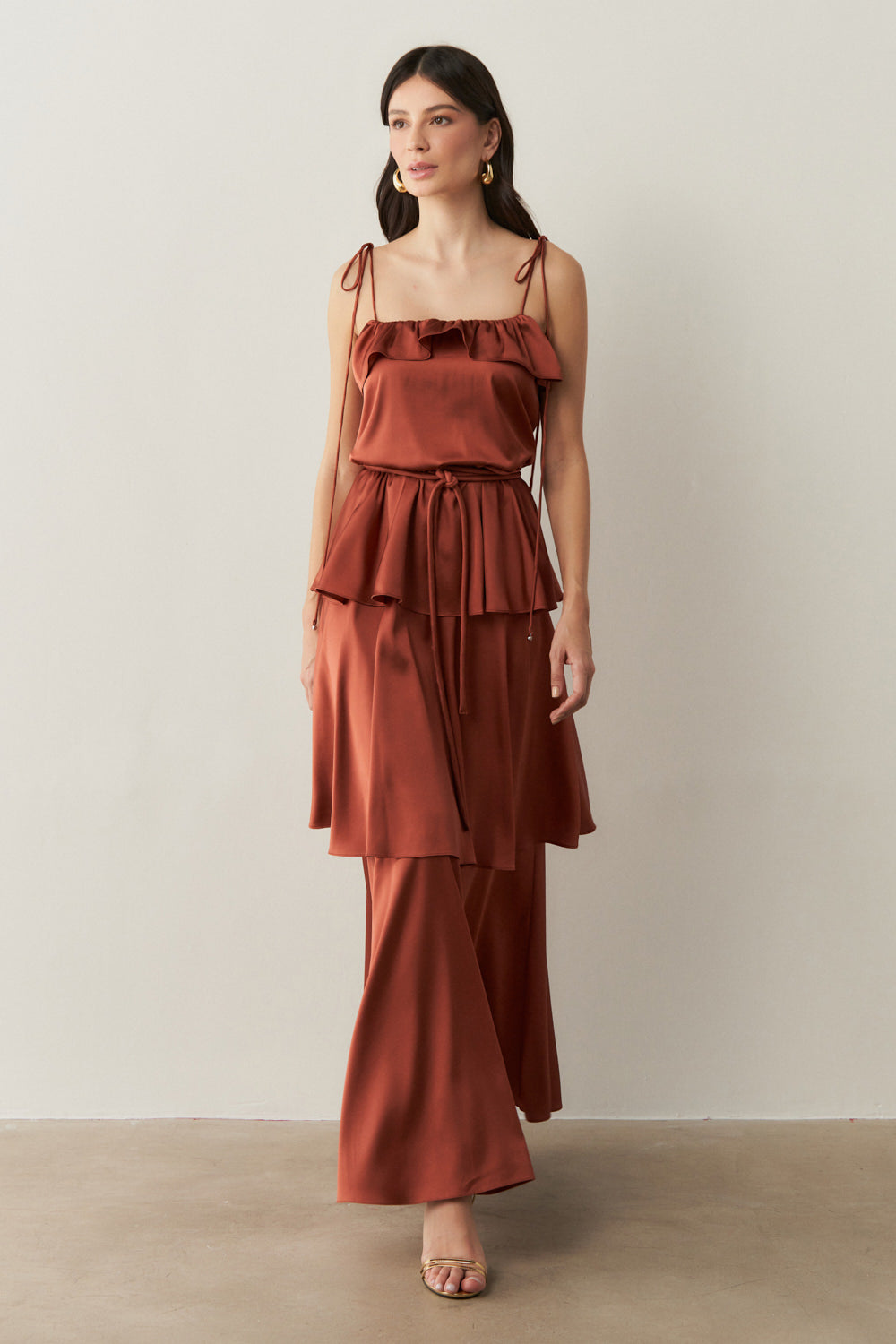 Vestido Midi Largo de Satén con Tirantes Finos, Volante en el Escote y Capas Superpuestas - Santiago Terracota