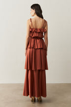 Vestido Midi Largo de Satén con Tirantes Finos, Volante en el Escote y Capas Superpuestas - Santiago Terracota