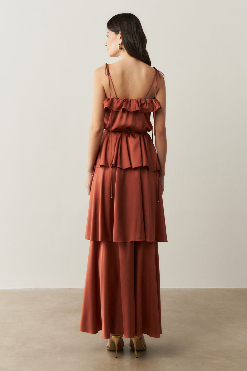 Vestido Midi Largo de Satén con Tirantes Finos, Volante en el Escote y Capas Superpuestas - Santiago Terracota