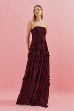 Largo Vestido con Bustos Fruncidos y Falda con Volantes - Suiza en Color Marsala Oscuro