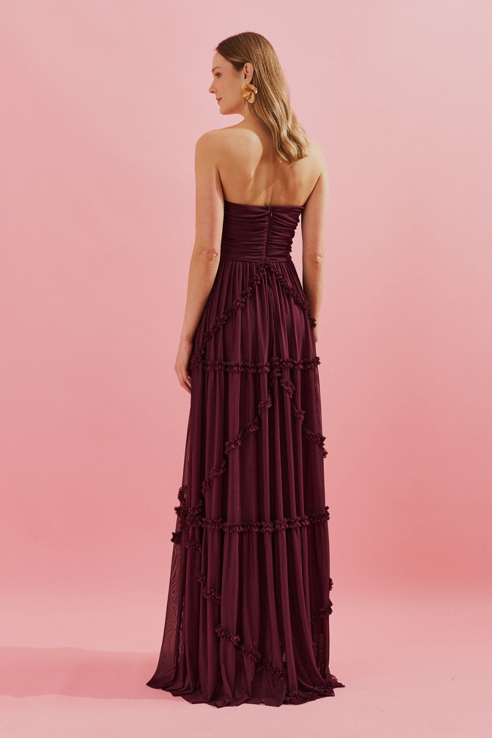 Largo Vestido con Bustos Fruncidos y Falda con Volantes - Suiza en Color Marsala Oscuro