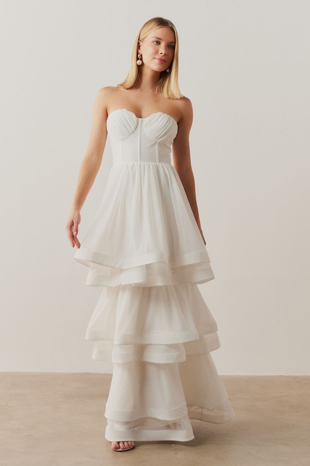 Vestido Largo con Busto Fruncido y Falda en Capas - Catar Off White