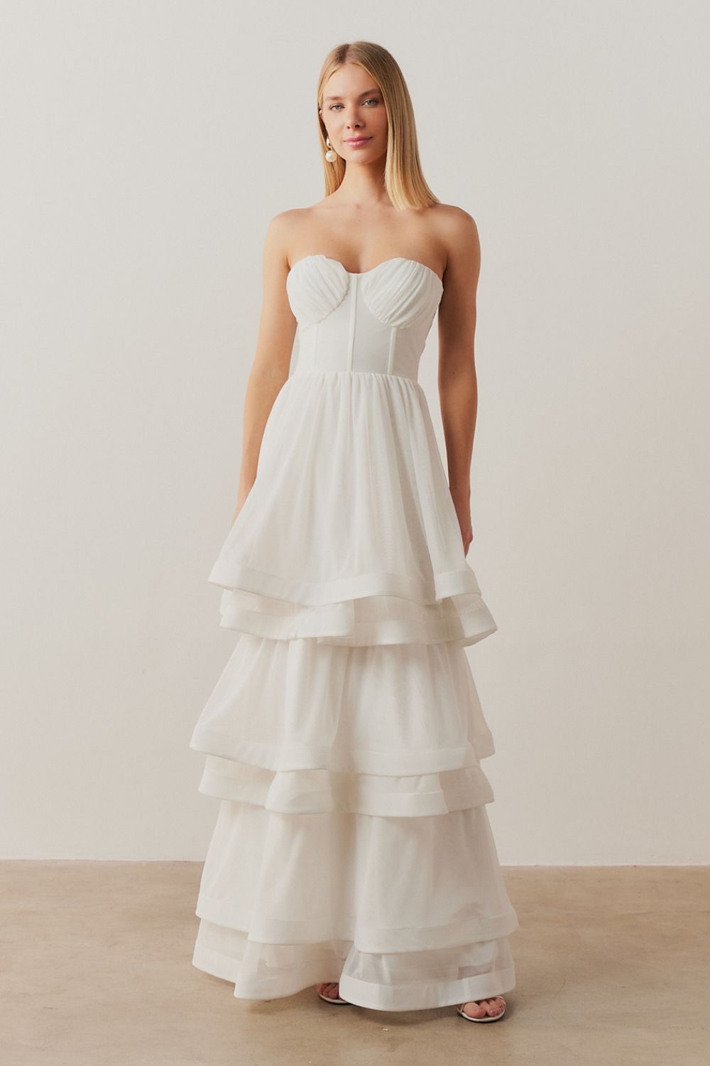 Vestido Largo con Busto Fruncido y Falda en Capas - Catar Off White