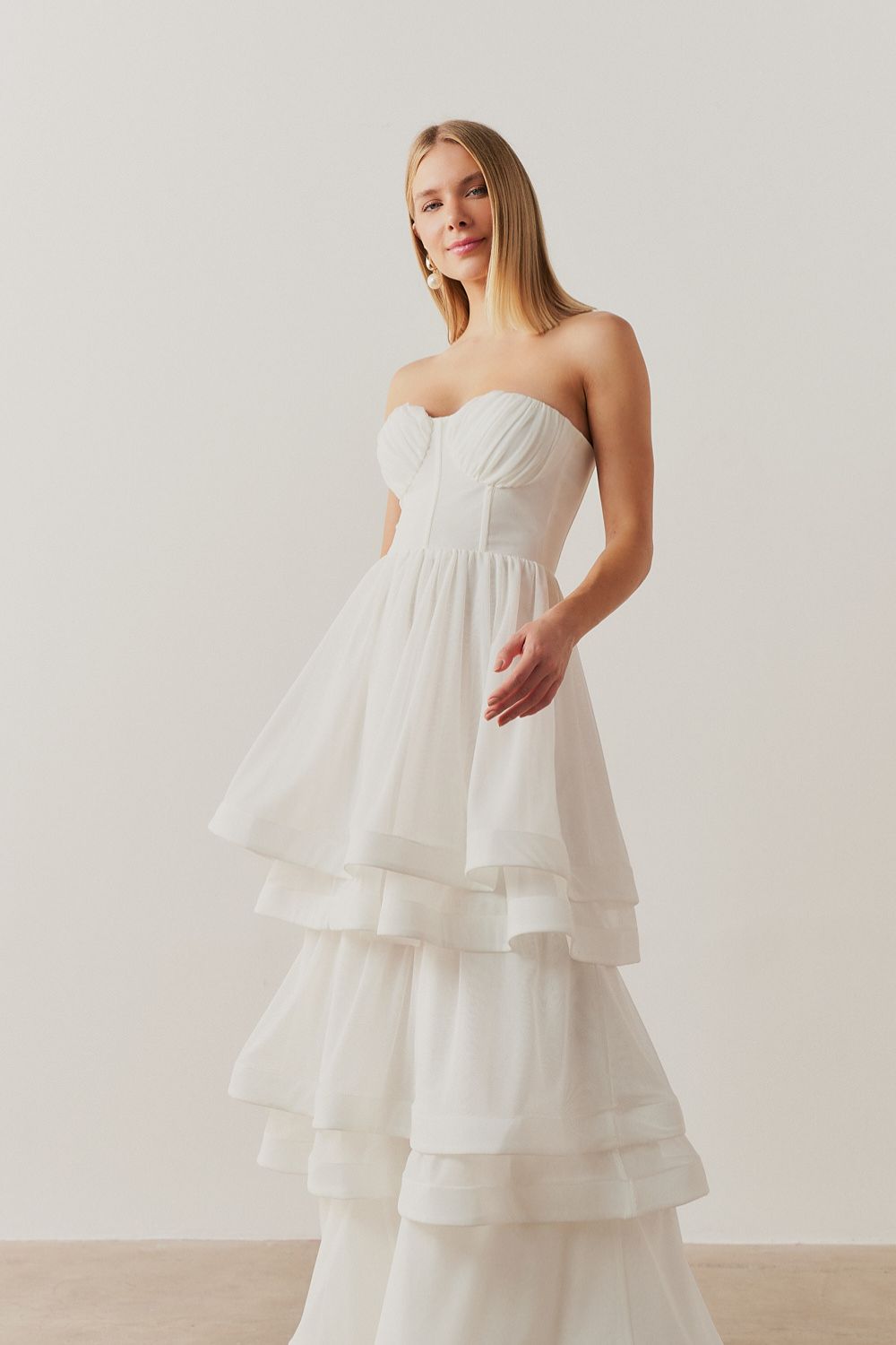 Vestido Largo con Busto Fruncido y Falda en Capas - Catar Off White