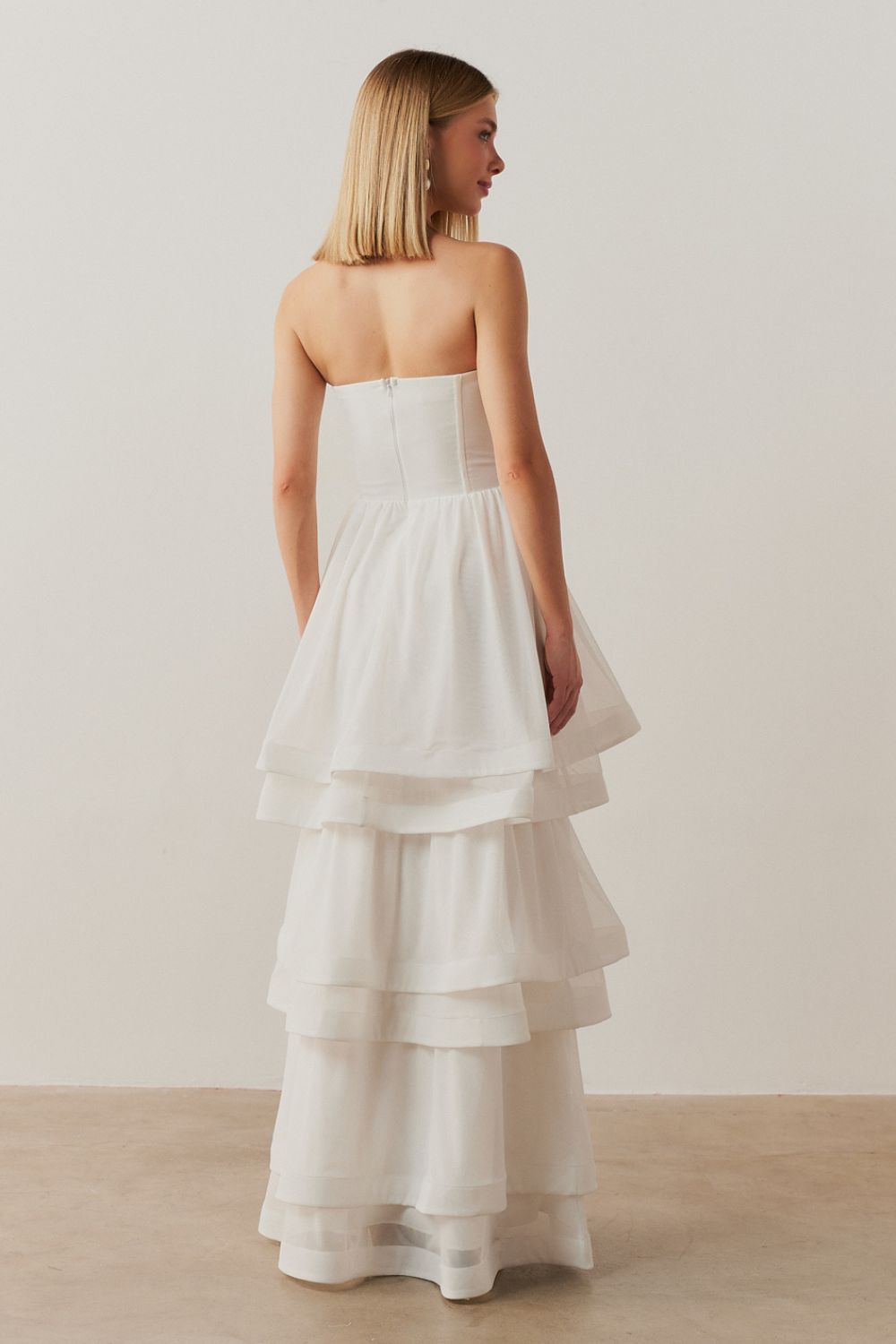 Vestido Largo con Busto Fruncido y Falda en Capas - Catar Off White