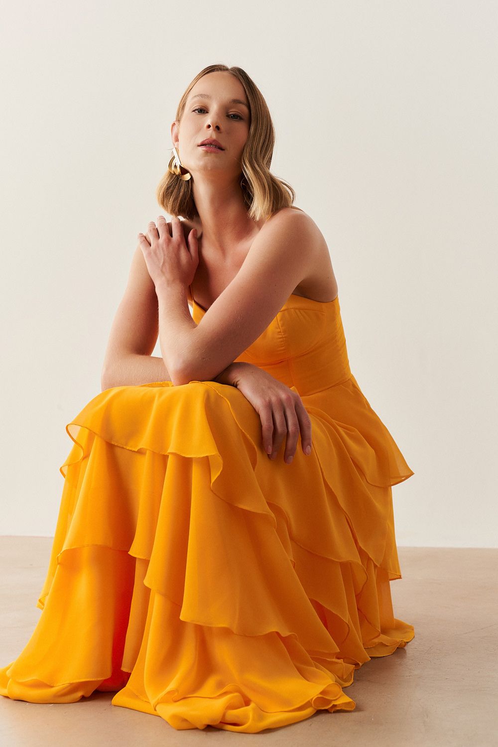 Vestido Largo Amarillo Indonesia con Escote Corazón, Tirantes Finos y Falda Volante