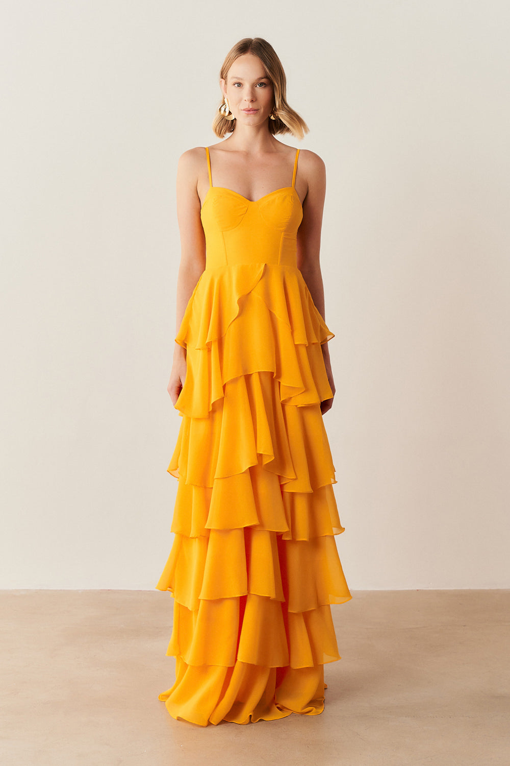 Vestido Largo Amarillo Indonesia con Escote Corazón, Tirantes Finos y Falda Volante