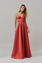 Largo Vestido Atlanta Terracota con Escote en V y Tirantes Delgados