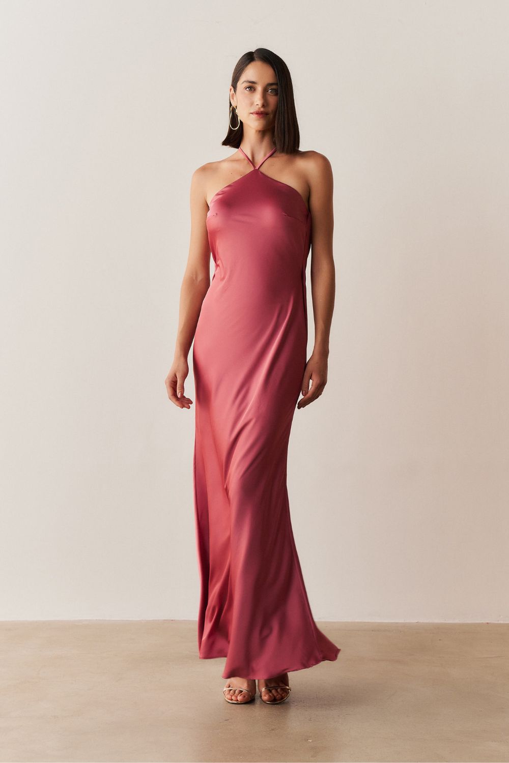 Vestido Midi Largo de Satén con Escote Triangular y Amarre en la Espalda - Capri Canela