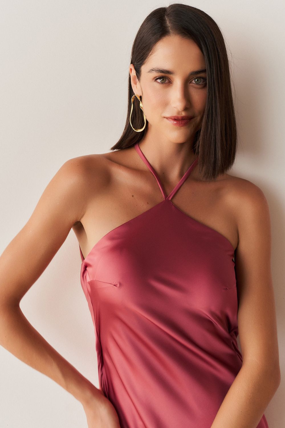 Vestido Midi Largo de Satén con Escote Triangular y Amarre en la Espalda - Capri Canela