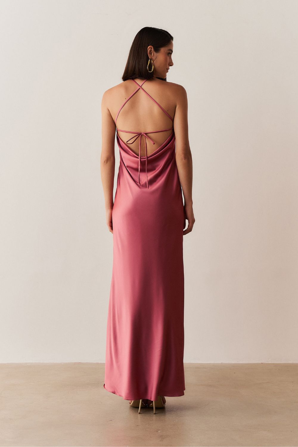 Vestido Midi Largo de Satén con Escote Triangular y Amarre en la Espalda - Capri Canela