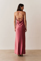 Vestido Midi Largo de Satén con Escote Triangular y Amarre en la Espalda - Capri Canela