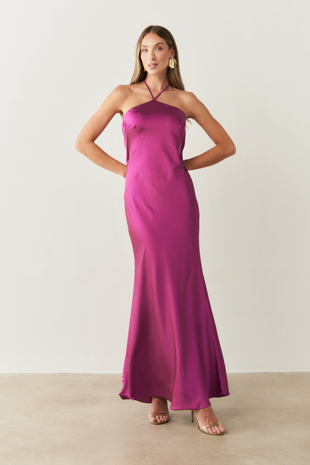 Vestido Midi Largo de Satén con Escote Triangular y Lazo en la Espalda - Capri Fucsia