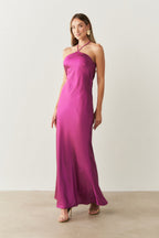 Vestido Midi Largo de Satén con Escote Triangular y Lazo en la Espalda - Capri Fucsia