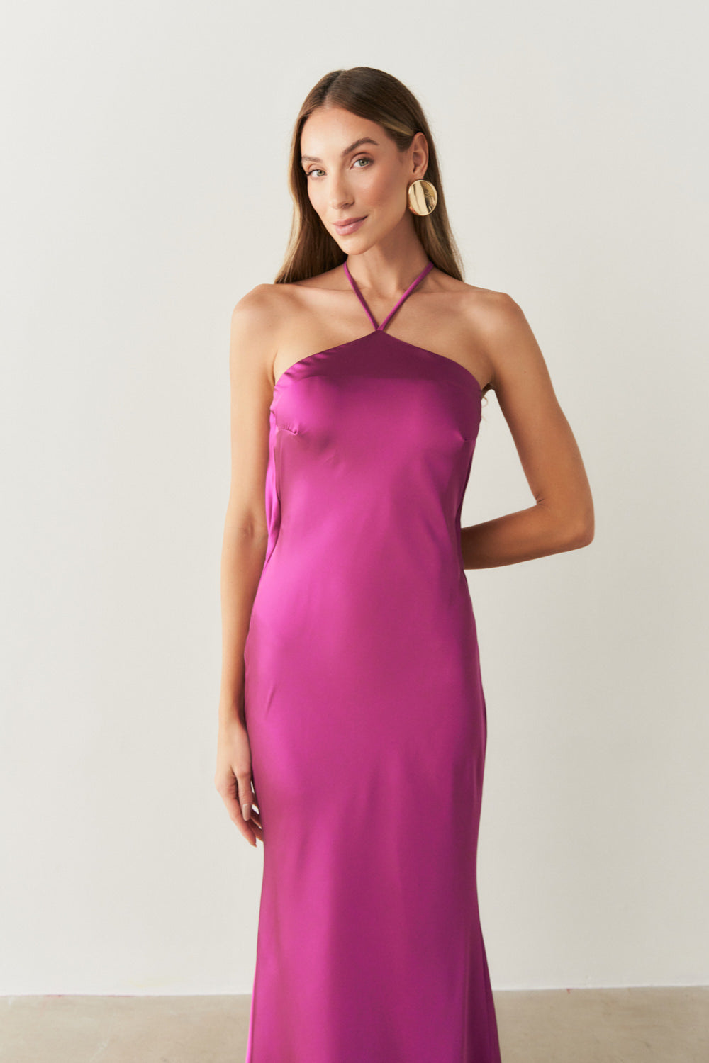Vestido Midi Largo de Satén con Escote Triangular y Lazo en la Espalda - Capri Fucsia