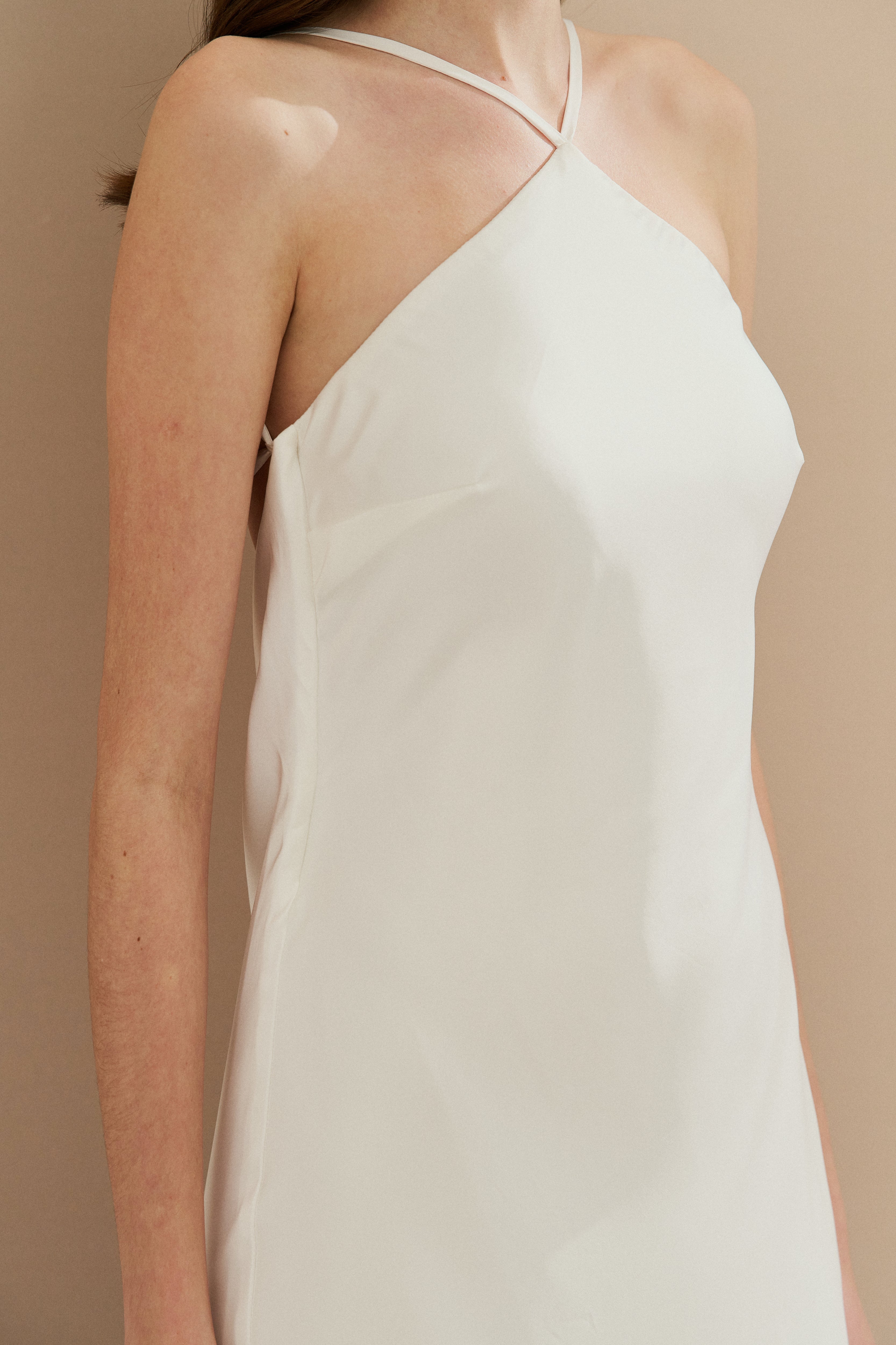 Vestido Midi Largo de Satén con Escote Triangular y Lazo en la Espalda - Capri Off White