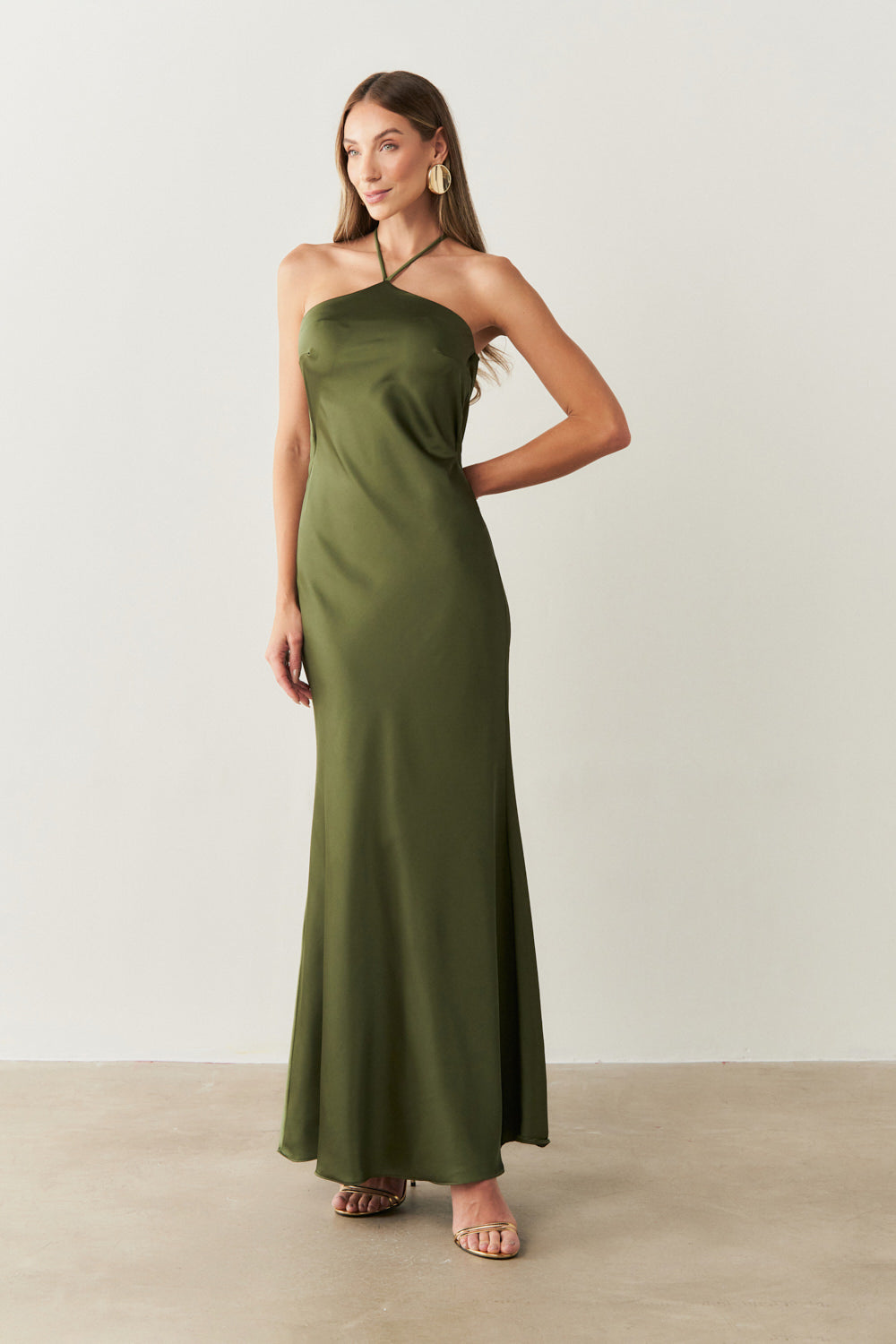 Vestido Midi Largo de Satén con Escote Triangular y Lazo en la Espalda - Capri Oliva