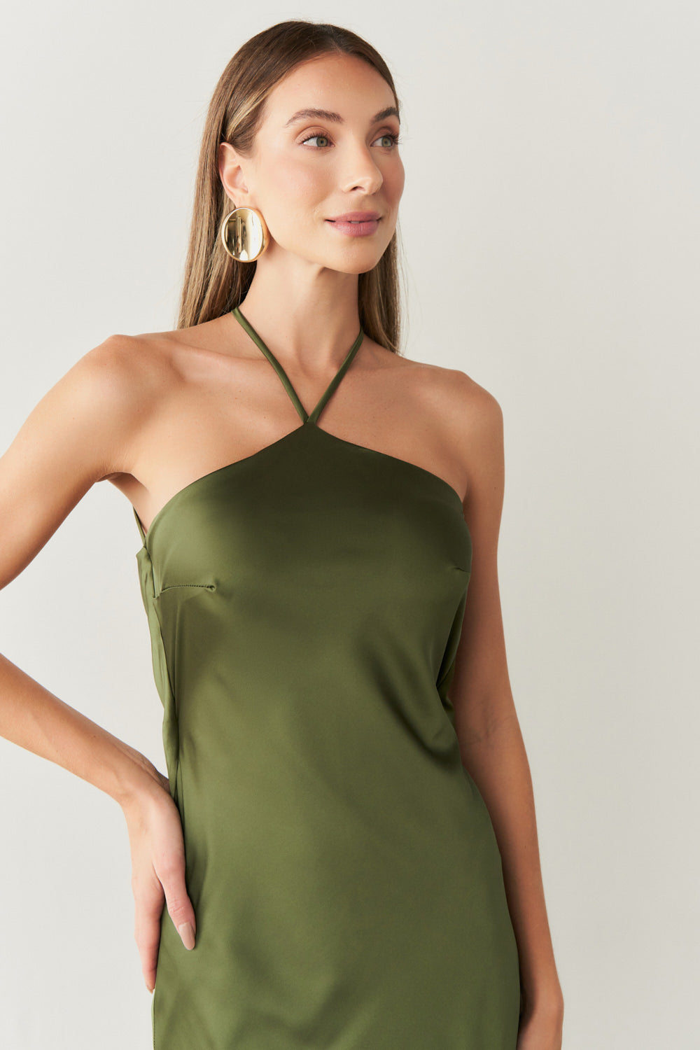 Vestido Midi Largo de Satén con Escote Triangular y Lazo en la Espalda - Capri Oliva