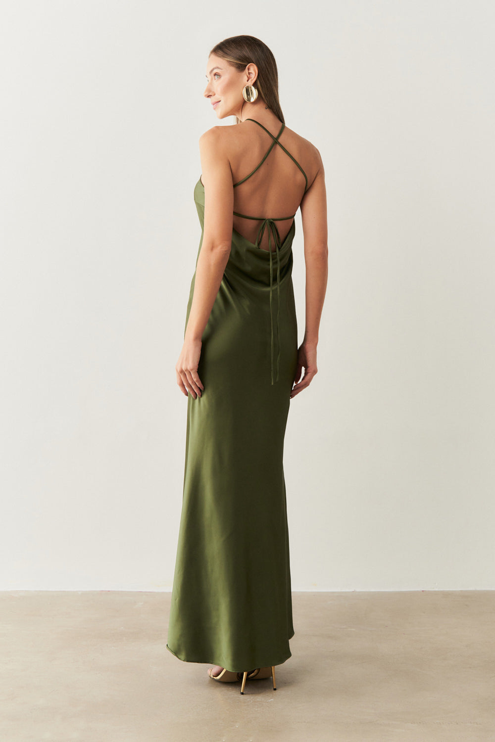 Vestido Midi Largo de Satén con Escote Triangular y Lazo en la Espalda - Capri Oliva