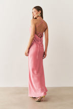 Vestido Largo Midi de Satén con Escote Triangular y Amarre en la Espalda - Capri Rosa