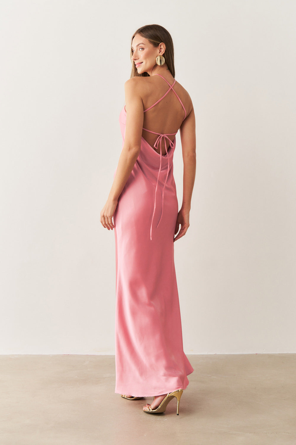 Vestido Largo Midi de Satén con Escote Triangular y Amarre en la Espalda - Capri Rosa