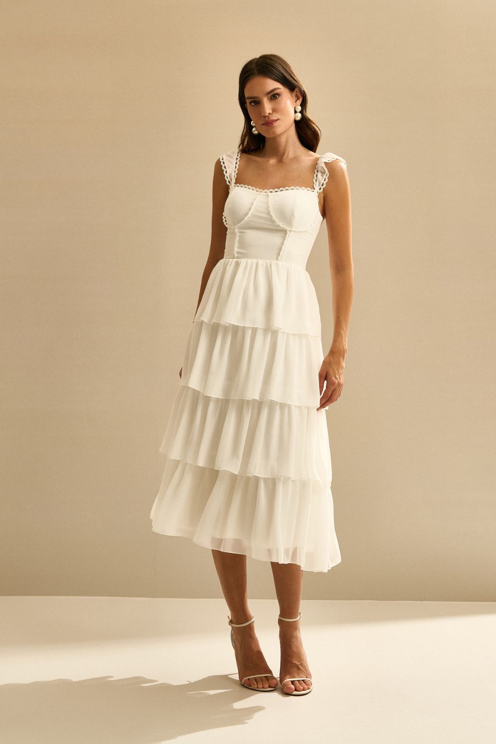 Vestido Midi con Detalle en Encaje Guipir y Falda de Volantes - Pluma Off White