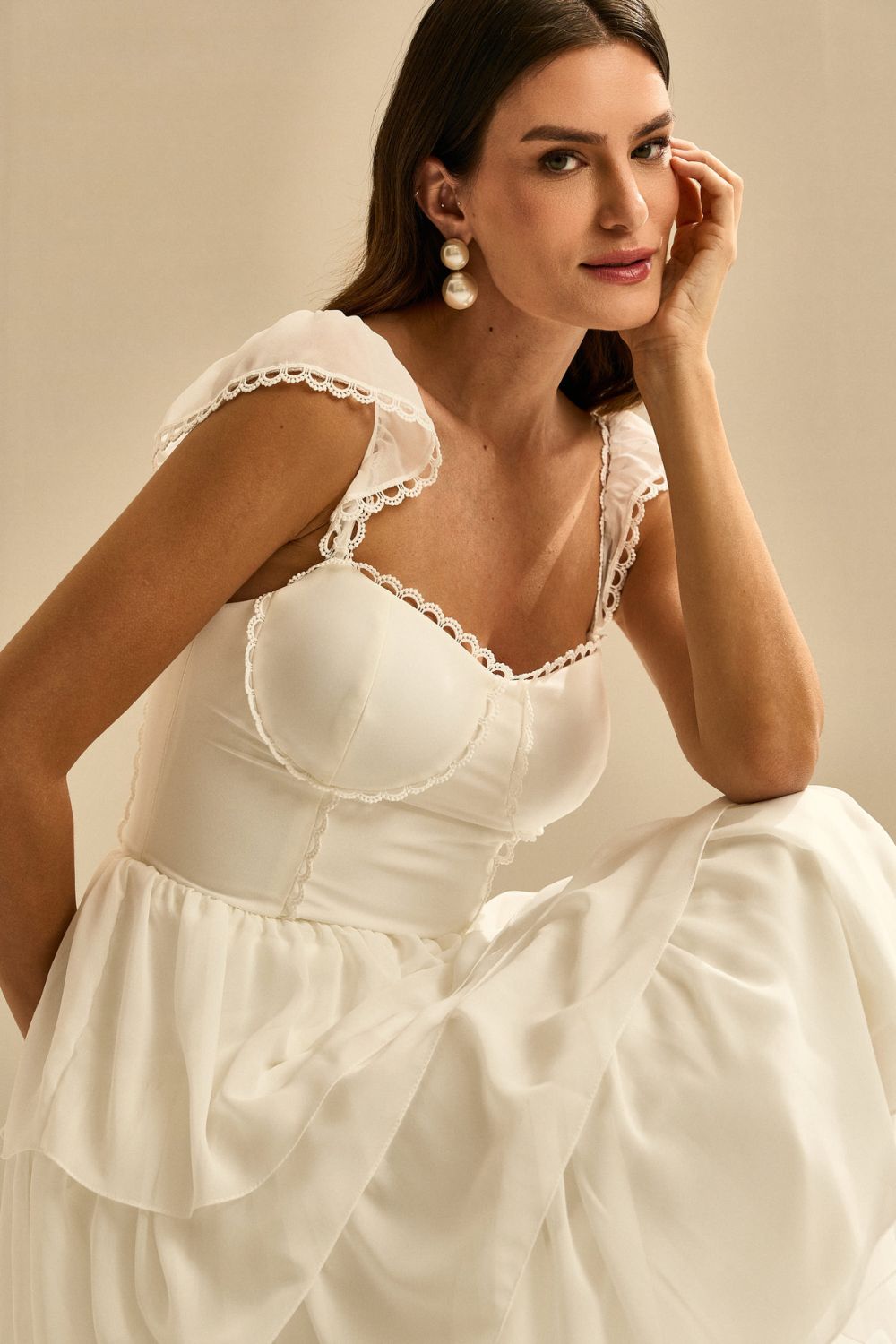 Vestido Midi con Detalle en Encaje Guipir y Falda de Volantes - Pluma Off White