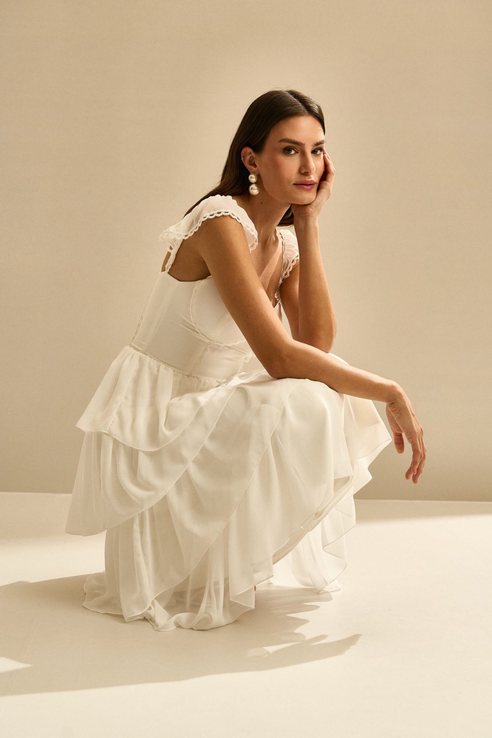 Vestido Midi con Detalle en Encaje Guipir y Falda de Volantes - Pluma Off White