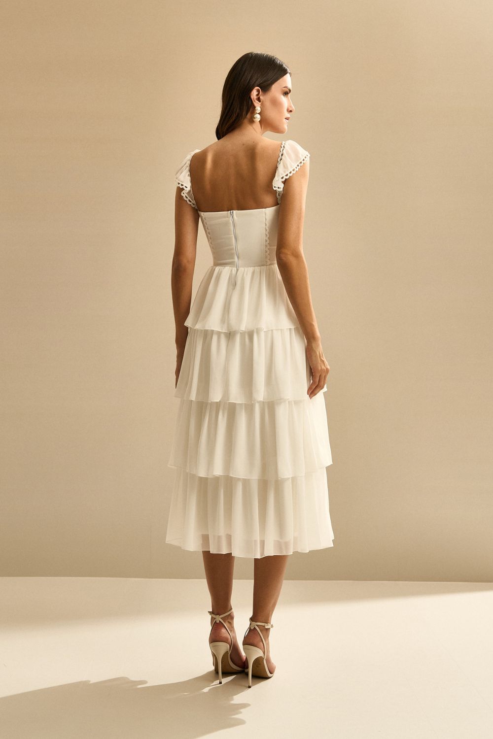Vestido Midi con Detalle en Encaje Guipir y Falda de Volantes - Pluma Off White