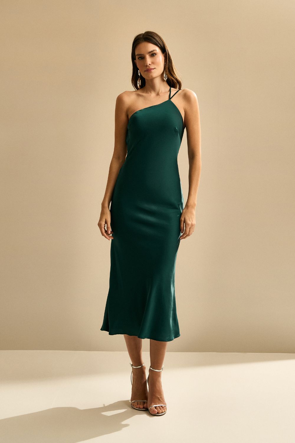 Vestido Midi de Satén con Escote Triangular Lateral y Amarre en la Espalda - Verde Bandera
