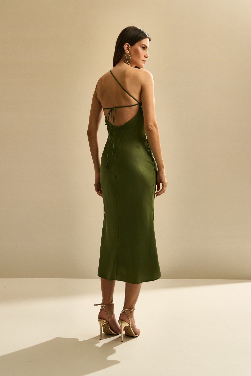 Vestido Midi de Satén con Escote Triangular Lateral y Amarre en la Espalda - Gana Oliva