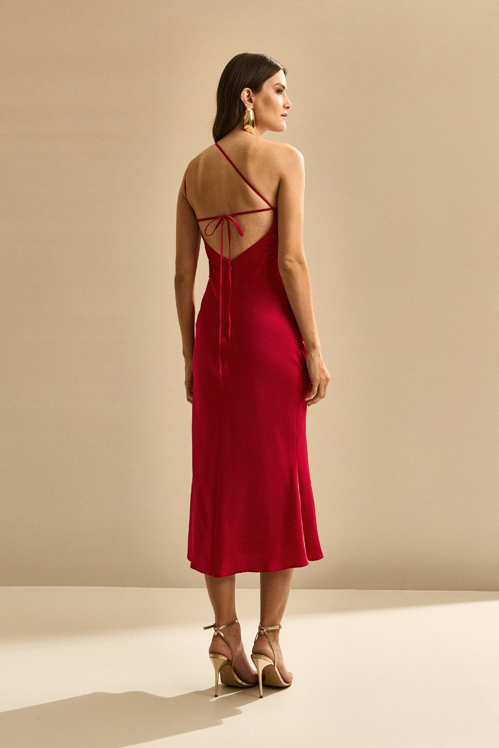 Vestido Midi de Satén con Escote Triangular Lateral y Amarre en la Espalda - Gana Rojo